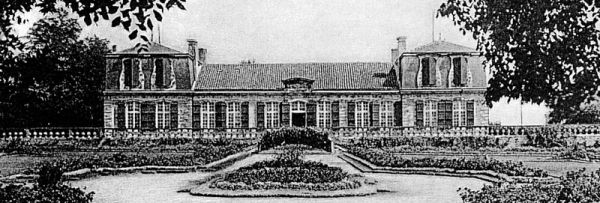 Le Château de Mons. Photo 1939. Reconstruit au XIXe siècle, il s'élève à l'emplacement de l'ancien château où naquit Pierre Dugua de Mons. / Coll. J. Daniel