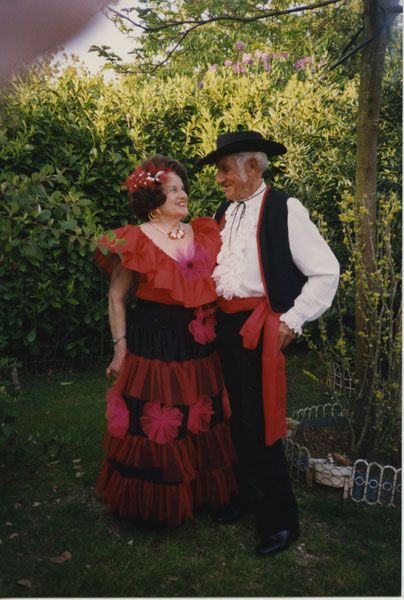 Le club de Saint-Georges organise un bal costumé, Raymonde danse avec Fernand. / Visuel : D.R.
