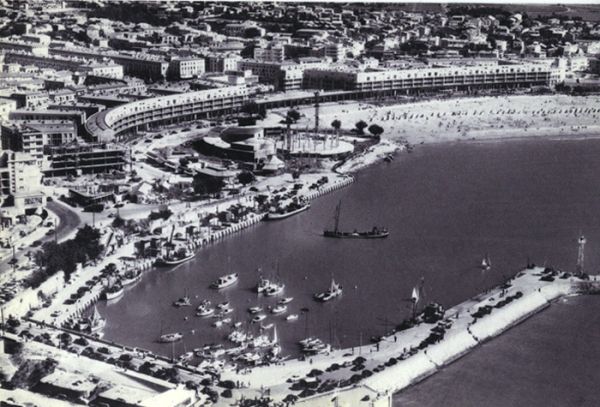 Le Front de Mer se termine. La construction du casino débute. Le port et la nouvelle jetée sont déjà en activité. / Visuel : D.R.
