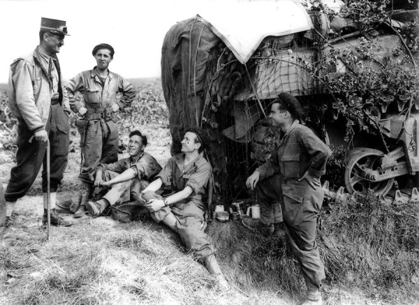 Le général Leclerc a tenu à être avec ses hommes même s'il a délégué le commandement. / Coll. E. Renoux
