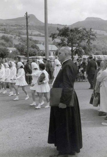 L'Abbé Raud — le « père curé » comme on appelait — y apparait très impliqué, impressionnant comme dans nos souvenirs. Belle école de vie cette pratique sportive, nous avons eu de la chance ! / Visuel : D.R.