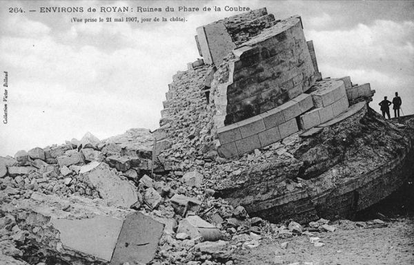 Le phare éboulé. / Coll. Didier Ellie