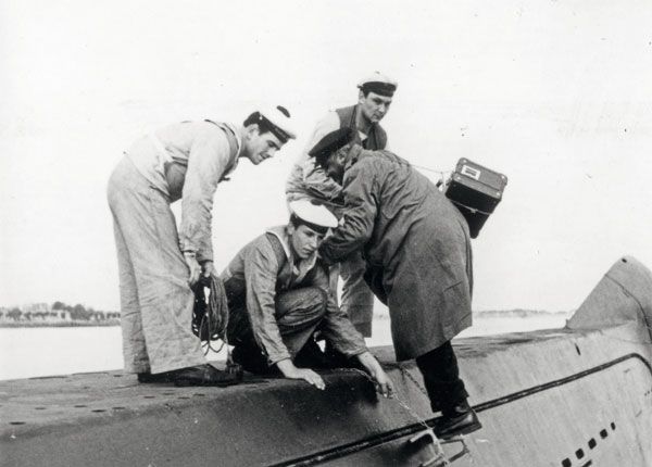 Le pilote Nelson Bétizeau embarque sur un sous-marin. / Visuel : D.R.