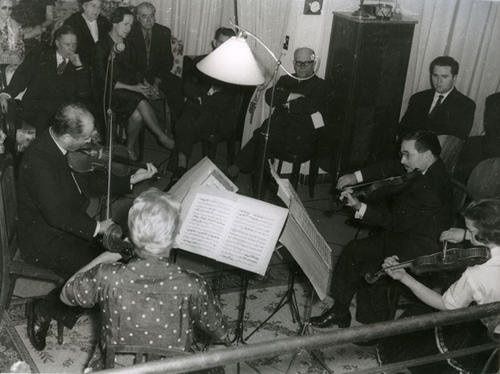 Le Quatuor de la Côte de Beauté avec, au violon à droite, Roger Genty, Directeur des Casinos Municipaux de Royan et promoteur des galas. / Photo : Henri Marcou