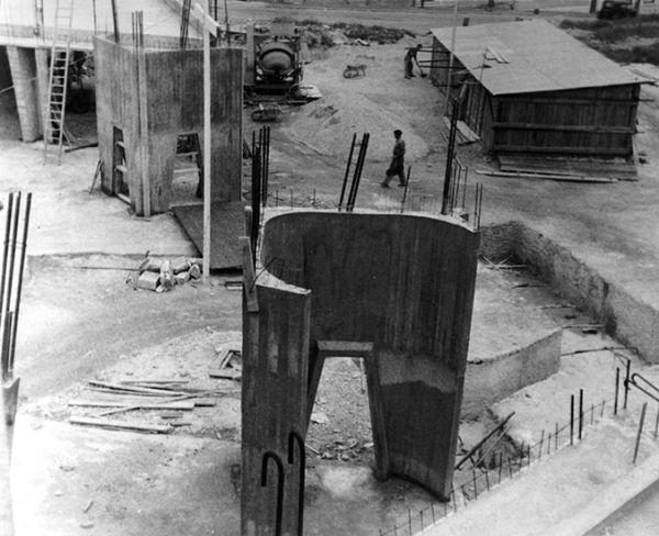 Le V Lafaille sur le chantier de l'Église Notre Dame de Royan. / Photo J-P Dumont. Collection Gillet.