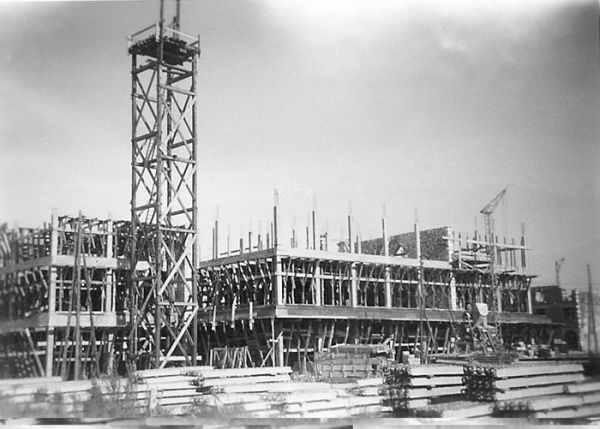 Les architectes construisent en hâte devant la pression exercée par la municipalité et les sinistrés en attente d'un logement. / Coll. G. Moine et studio Bourdier