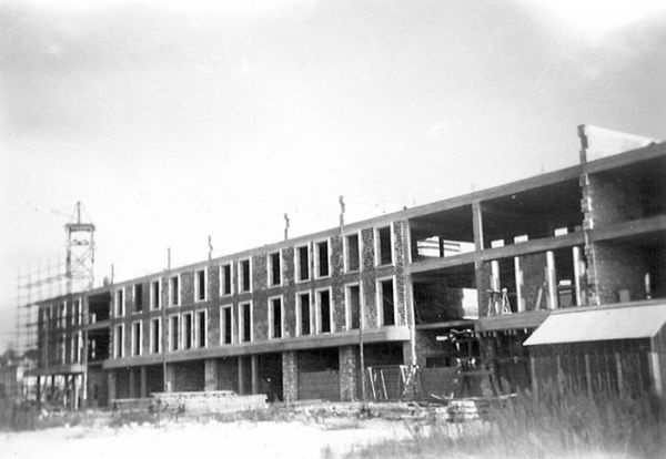 Les deux étages de l'immeuble et les balcons au-dessus des boutiques. / Coll. G. Moine et studio Bourdier
