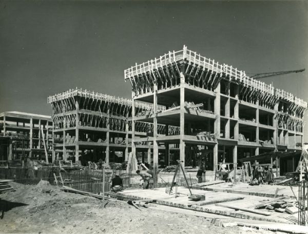 Les immeubles en ”U” à l'arrière de la barre du Front de mer. Ils renferment une cour à laquelle on accède par un porche depuis la rue Gambetta. / Coll. G. Moine et Studio Bourdier
