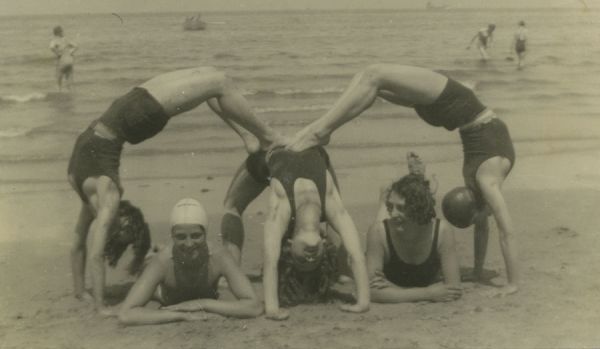 Les jumelles font les reins cassés lors d'une sortie avec leur club Montmartrois d'athlétisme sur une plage en Normandie. / Visuel : D.R.