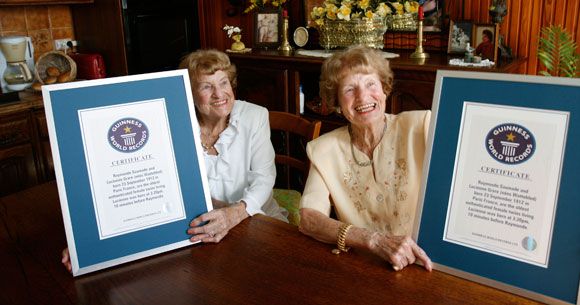 Les jumelles les plus âgées au monde et leur diplôme du livre Guinness Word Record. / Photo : Béatrice Renu