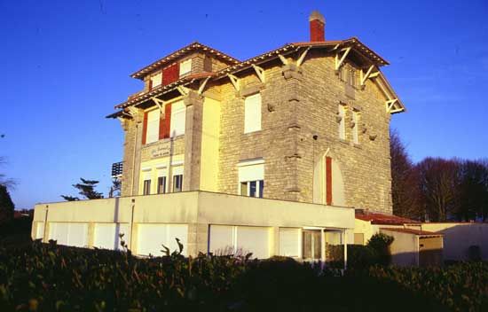 La villa Les Mioches est coiffée d'un toit de tuiles canal. / cliché F. Chassebœuf