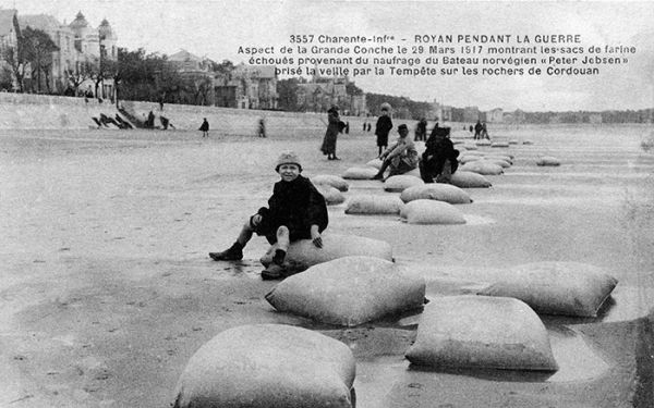 Les sacs de farine échoués sur la Grande Conche. / Coll. M. Sicard