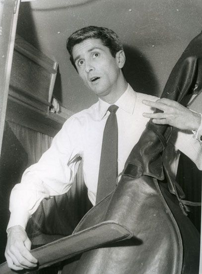 Marcel Amont fait le pitre dans sa caravane-loge, installée dans les jardins du Casino Municipal de Royan. / Photo : Henri Marcou