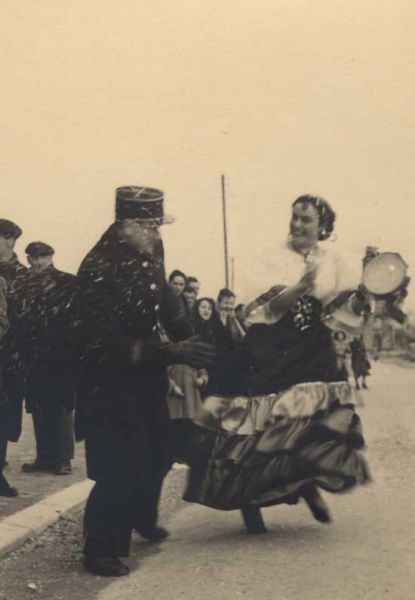 Marguerite, la fille de Jeanne et Aimé Barrière, plaisante avec un policier, ancien voyageur de commerce pour ses parents. / coll. Ouvrard-Barrière