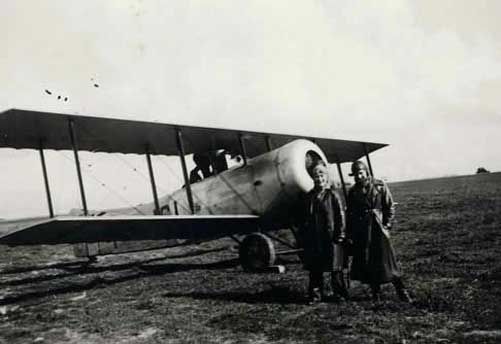 Maryse Bastié en visite à l'aérodrome de Royan Médis. / Coll. Fouquet