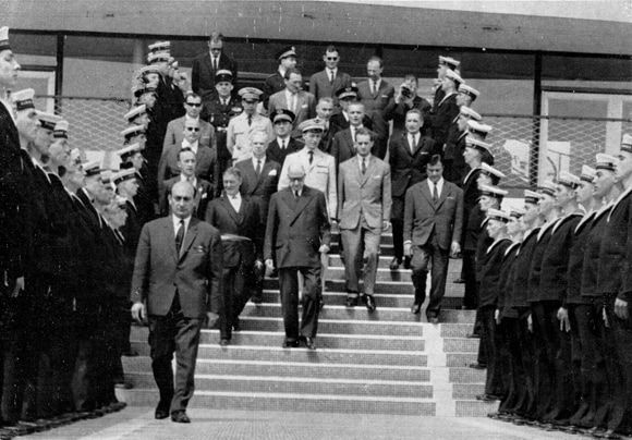 La réception du Général de Gaulle en 1963 sur les marches du Palais des Congrès (l'amiral Meyer est au-dessus du Général). / Visuel : D.R.