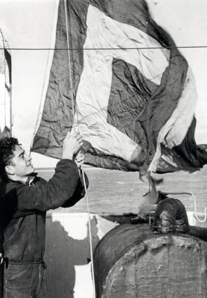 Michel Gaudin envoyant le pavillon pilote. / Visuel : D.R.