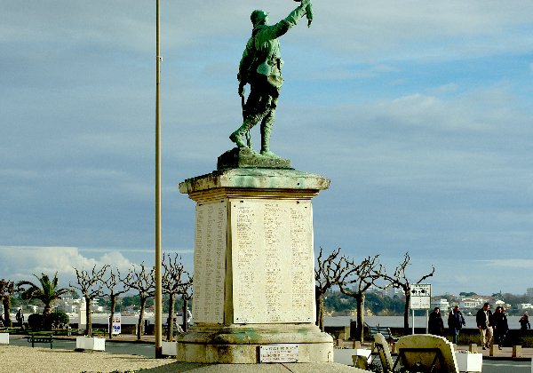 Cliquez pour afficher Monument aux Morts / cliché F. Chassebœuf