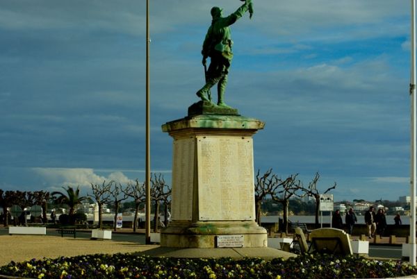 Monument aux Morts・Guide architectural 1900 / cliché F. Chassebœuf