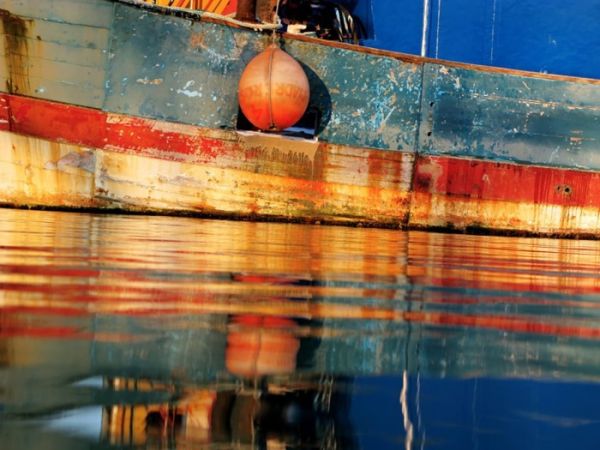 N. Gédovius Reflet d'un bateau de pêche / Visuel : D.R.