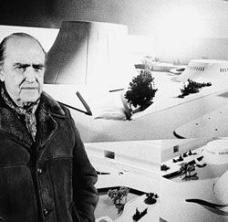 En 1973, Bernard Mounier, directeur de la Maison de la Culture du Havre, rencontre Oscar Niemeyer. / Photo Paris Normandie.fr