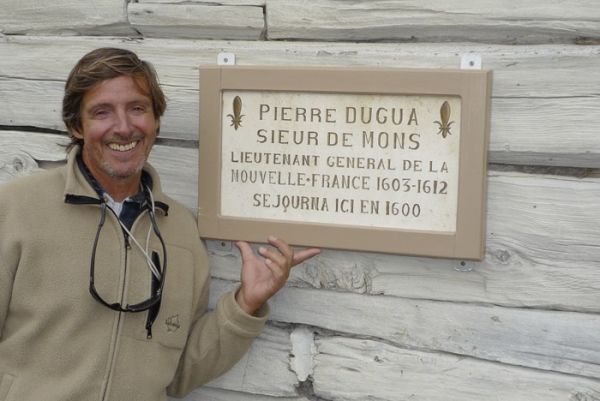 Nouvelle escale et pélerinage classique au poste de traite de Tadoussac. Pierre-Louis Bouchet se prépare à incarner le Sieur de Mons. / cliché P.L. Bouchet