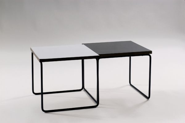 Paire de tables basses « volantes » à plateau en bois recouvert d'un stratifié noir et blanc. Piétement en métal laqué noir. 1958, Edition Steiner - fiftease. H : 36, l : 40, P : 40 (cm) / Visuel : D.R.