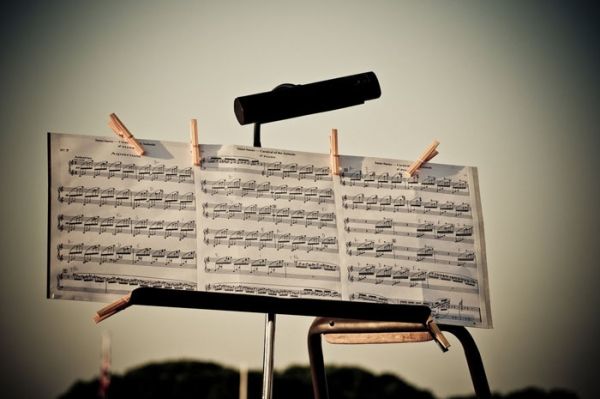 Partition et pinces à linge - Violon sur le Sable 2011 / Photo : Alain Mascaro