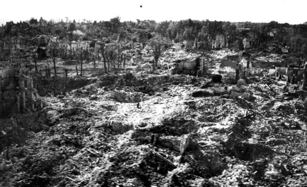 Perdu dans les ruines. / Coll. privée DR
