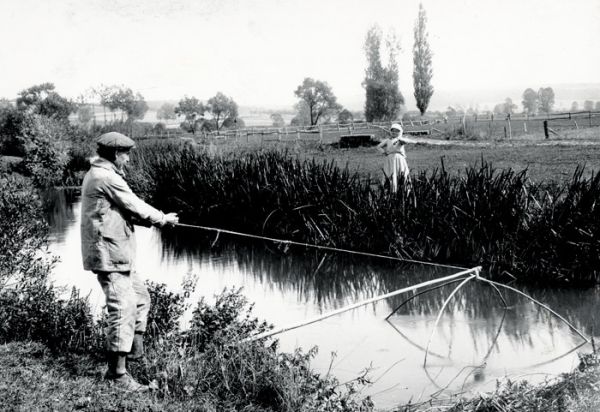 Avec calme et sérénité au bord d'une rivière, avec effort sur les plataines de Talmont, les pécheurs relèvent leurs filets. / Visuel : D.R.
