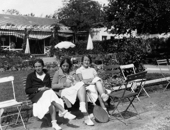 Mmes Verdeaux, Lantzberg et Levez-Dorville. / Coll. I. Duras