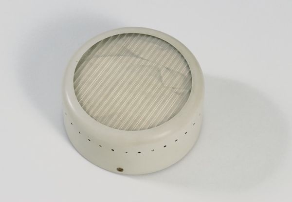 Plafonnier en métal laqué blanc et pastille en verre. 1953, Edition Disderot - fiftease. ø : 22 / Visuel : D.R.
