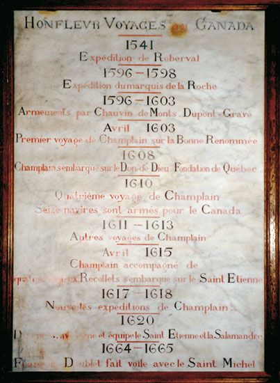 Plaque apposée au Musée de la Marine de Honfleur où le nom de Pierre Dugua de Mons est discrètement mentionné. / Visuel : D.R.