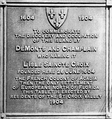 Plaque apposée en 1904 dans l'île Sainte-Croix même, à l'occasion du tricentenaire de l'arrivée de Pierre Dugua de Mons et Samuel Champlain. / Visuel : D.R.