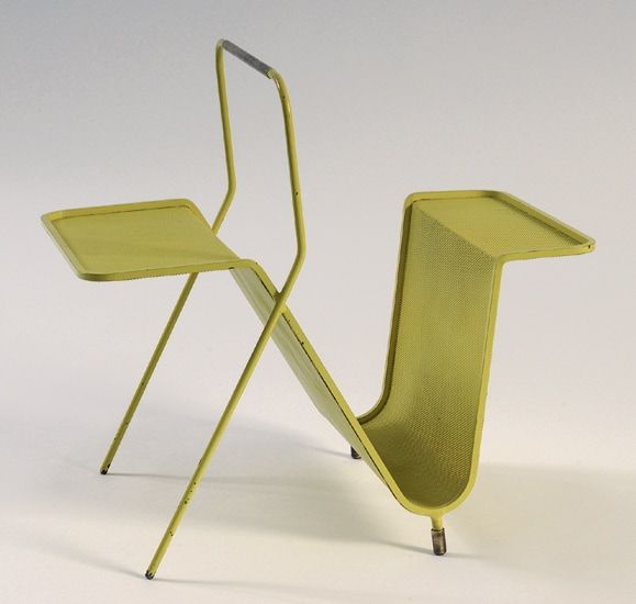 Porte-revues en métal perforé laqué jaune. Embouts pieds et poignée en laiton. 1955, Edition société Matégot - Galerie Laurent Goudard. H : 48, l : 34, P : 51 (cm) / Visuel : D.R.