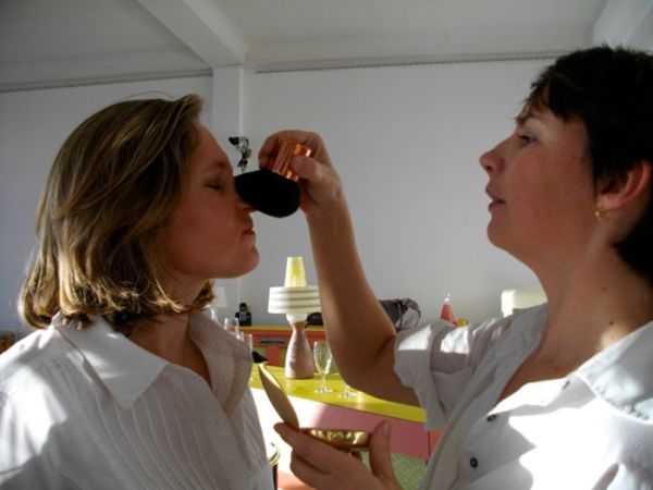 Poudre au nez ! Carine et Julie. / Photo : Pascal Langendorff