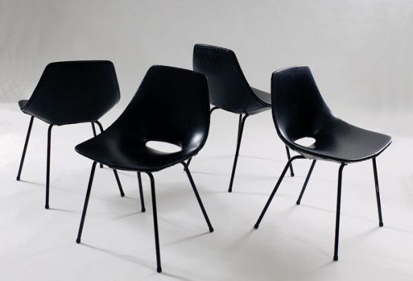Quatre chaises modèle « tonneau » recouvertes de mousse de caoutchouc noir. Piétement en métal laqué noir. 1954, Edition Steiner - fiftease. H : 76, l : 51, P : 45 (cm) / Visuel : D.R.