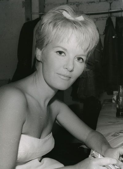 Que fais-tu là, Petula, loin de l'Angleterre ? Je signe des autographes au Casino Municipal de Royan. / Photo : Henri Marcou