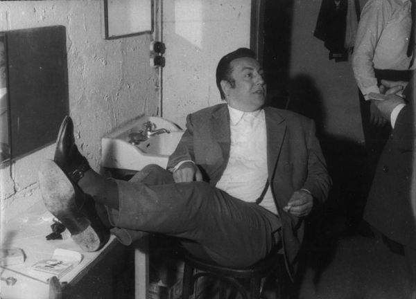 Raymond Devos, dans les loges rudimentaires du Sporting Casino de Pontaillac. / Photo : Henri Marcou