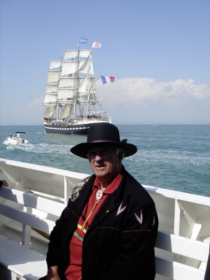 Rendez vous historique au large de La Rochelle entre Max Gros-Louis, Grand Chef de la nation huronne et le mythique Trois-mâts Belem. / cliché P.L. Bouchet