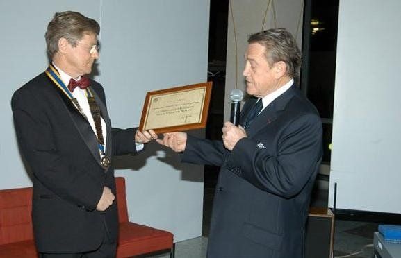 Diplôme et médaille d'or pour la première fois décerné à une association royannaise pour les 50 ans du Rotary. / Visuel : D.R.