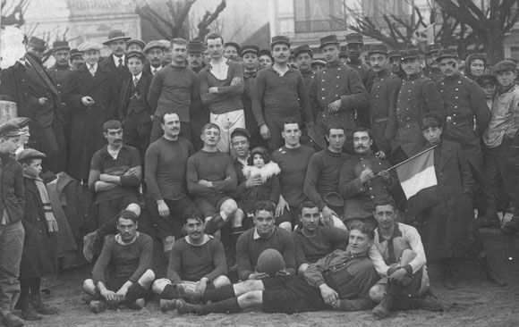 L'équipe du Royan Sporting Club en 1913. À ses débuts, le club s'est structuré avec les militaires de la caserne Champlain. Au centre, portant une petite fille sur les genoux, Louis Bouchet. / Coll. ROC Rugby