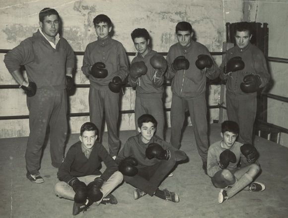 Salle Champlain. Pierrot Chivilo (à gauche) et ses protégés, dont Michel Jean-Baptiste (debout 4e en partant de la gauche) et Henri Avril (debout à droite). / Coll. P. Chivilo