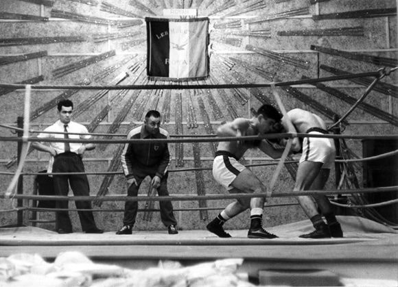 Rencontre salle des Mouettes, sur le ring en survêtement, Jo Justin. / Coll. P. Chivilo