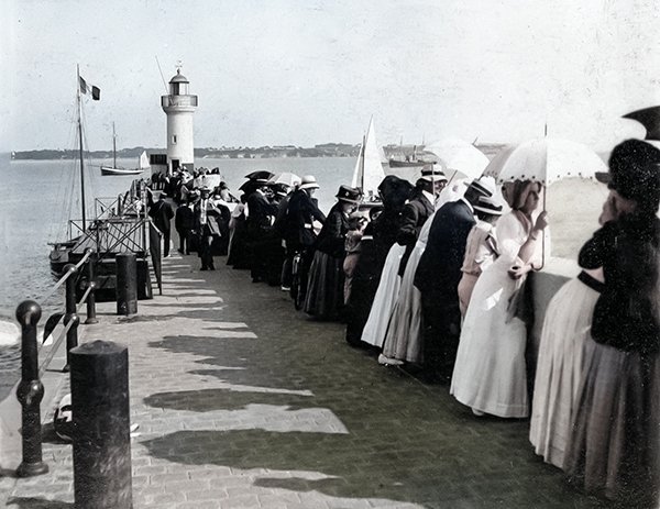 Spectateurs assistant aux régates de l'Escadre, à la Nouvelle jetée du port de Royan / coll. M. SIcard