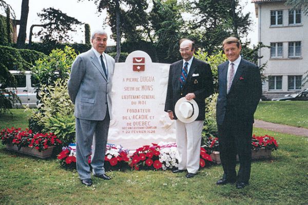 Stèle des jardins de l'hôtel de ville, inaugurée en 1988. De gauche à droite : son Excellence M. B. Bouchard, ambassadeur du Canada en France ; M. J.Y Grenon, ancien ambassadeur du Canada ; M. P. Most, maire de Royan. / Visuel : D.R.