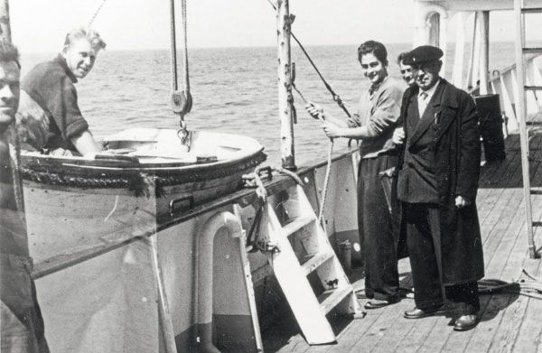 Sur l'Eglefin : le pilote Georges Rosso, au palan Michel Gaudin et dans le canot Jakie Johannel. / Visuel : D.R.