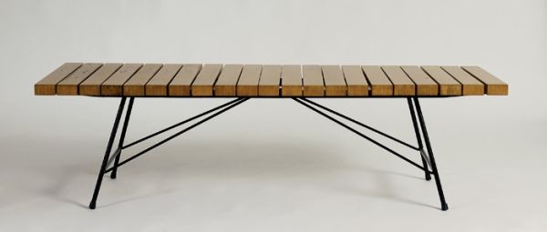 Table basse à lattes de bois plaquées en frêne, sur un piétement en métal laqué noir. 1956, Edition Meubles TV - fiftease. H : 40, l : 145, P : 48 (cm) / Visuel : D.R.