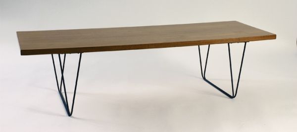 Table basse rectangulaire modèle « CM191 » à plateau bois sur un piétement en métal laqué noir. 1957, Edition Thonet - Galerie Kréo. H : 37, l : 140, P : 47 (cm) / Visuel : D.R.