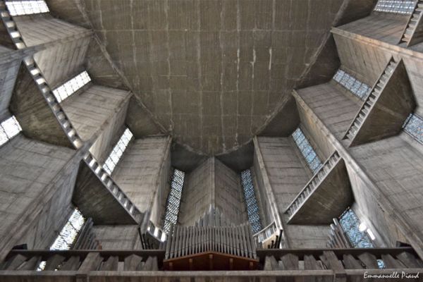 Tête-levée-vers-l'orgue. / Photo : E. Piaud